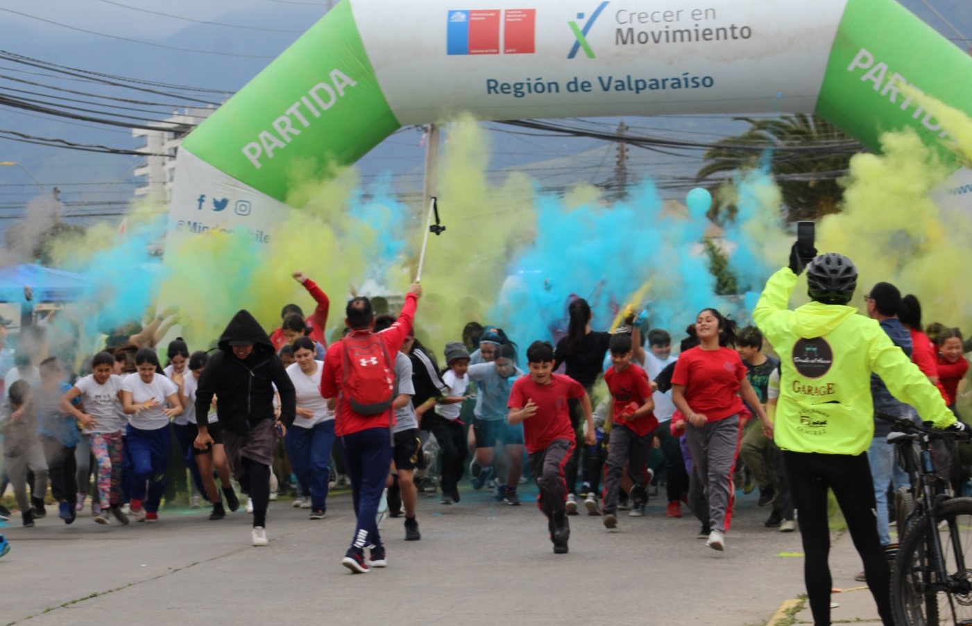 Cientos de alumnos participaron activamente en la Corrida Colores 2022 por las calles de Quillota.