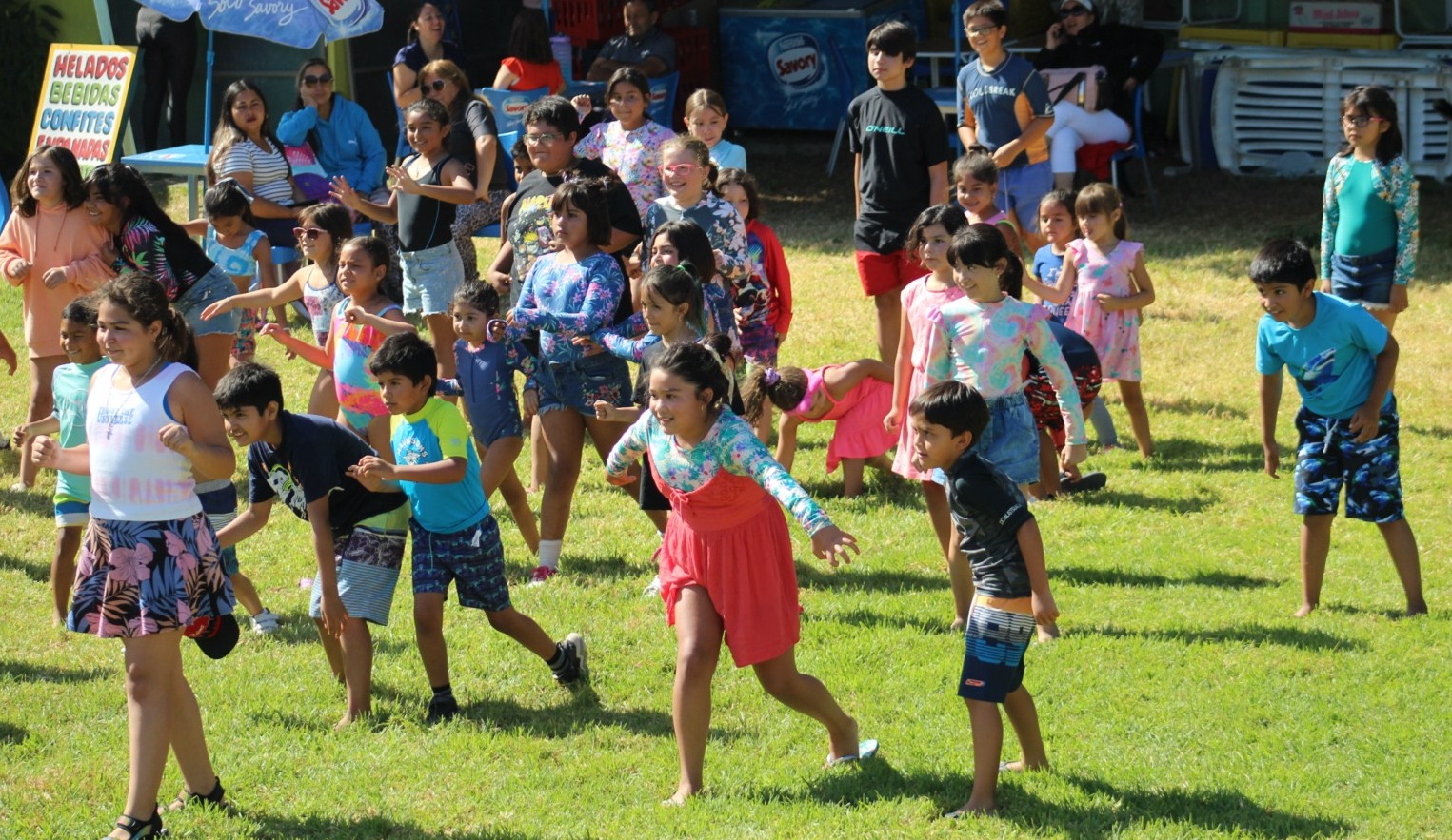 Participantes de Cursos de Natación y familias de San Pedro disfrutaron de Programa Quillota Activo 2023.