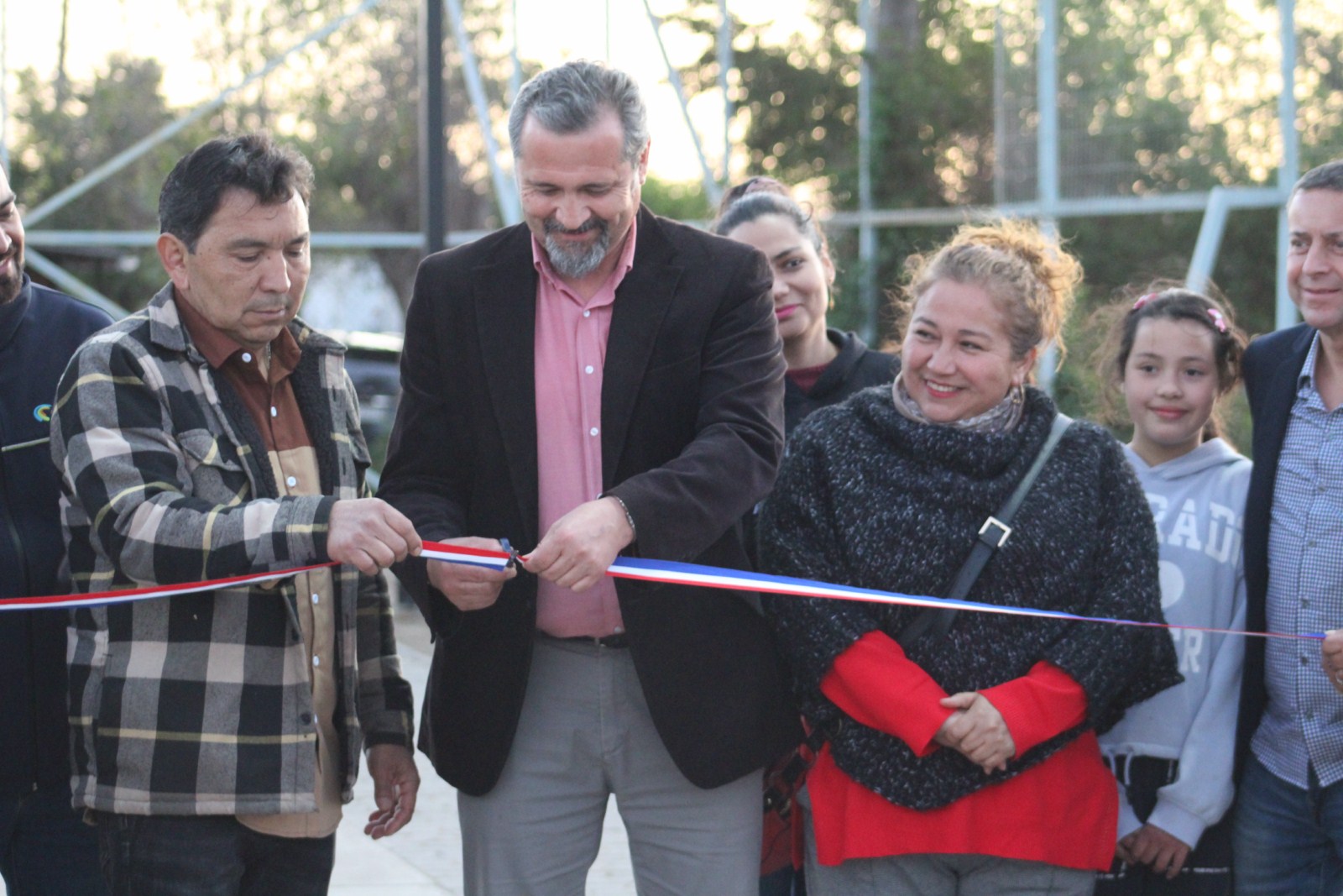 Villa Coopreval iluminó su multicancha gracias a trabajo conjunto entre Municipalidad de Quillota y Colbún