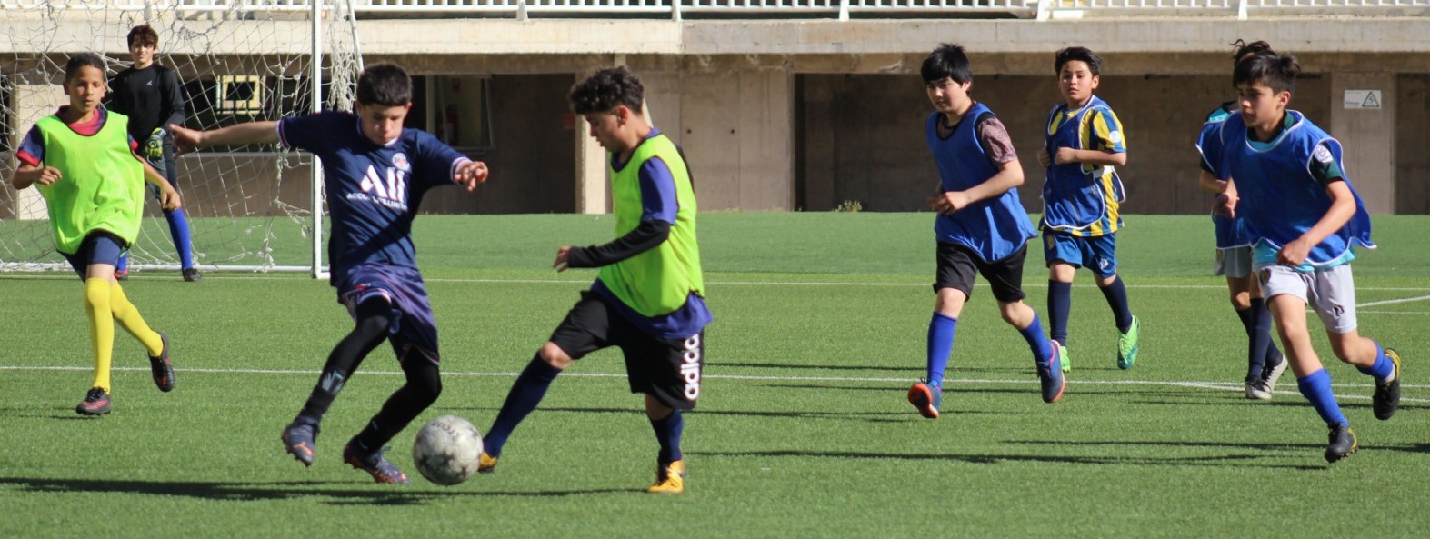 Niños y jóvenes de taller municipal de fútbol disputan amistosos en Estadio Lucio Fariña Fernández.
