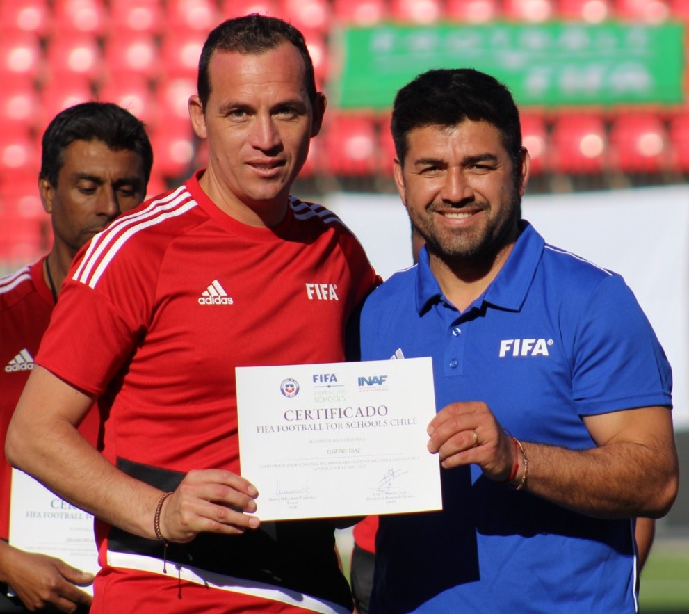 Profesor de Red Municipal de Educación Red Q se capacitó con FIFA como monitor de fútbol a nivel escolar.