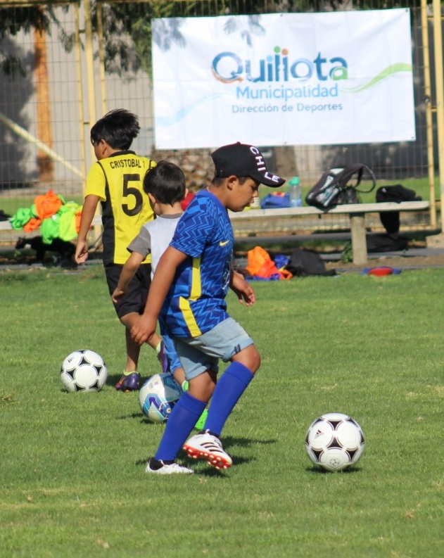 Taller Municipal de Fútbol regresó a entrenar en cancha de fútbol de Los Lúcumos.