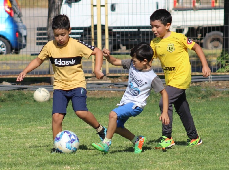 Dirección de Deportes de la Municipalidad de Quillota lleva talleres de fútbol a los barrios de la comuna.