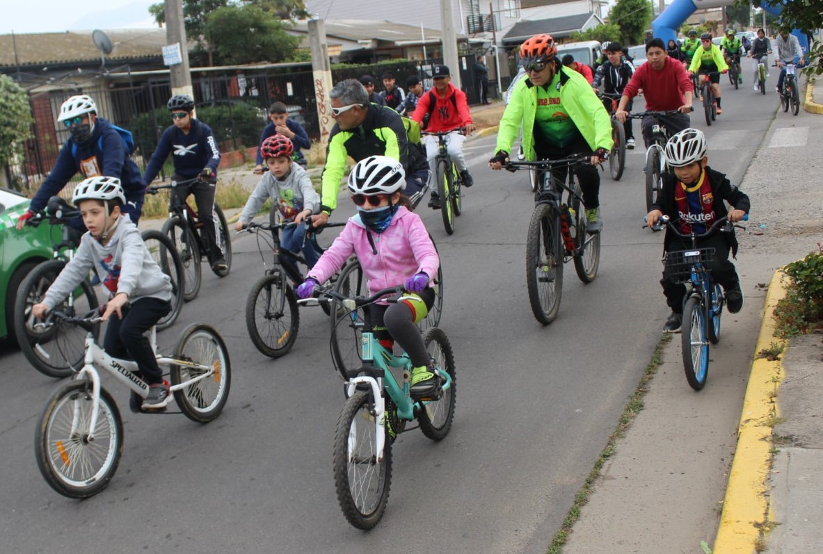 Más de 120 personas participaron de la primera Cicletada Familiar por el 50 Aniversario del Liceo Comercial.