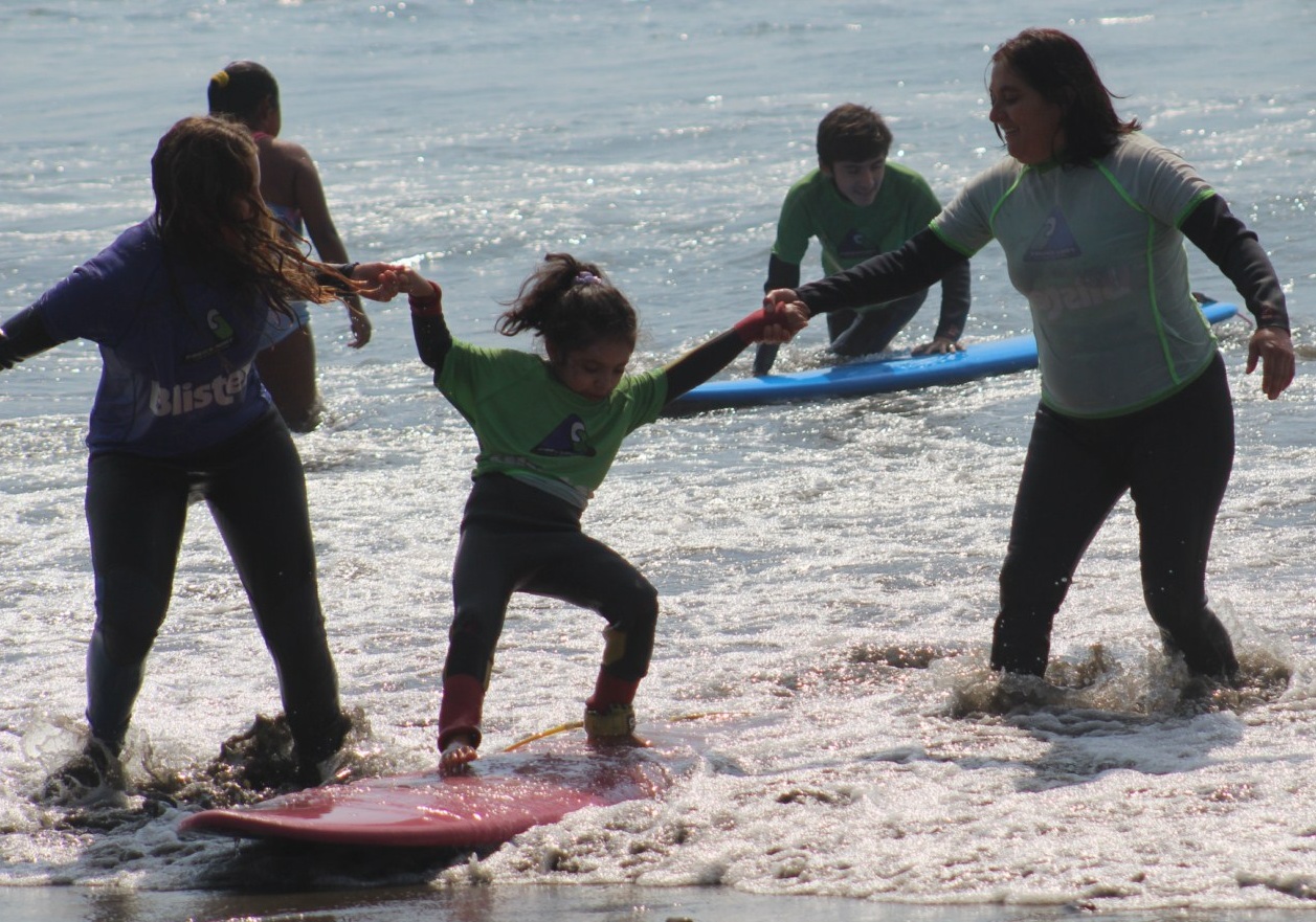 En Playa La Boca de Con Con se desarrolla Taller Inclusivo de Surf para los jóvenes de Quillota.