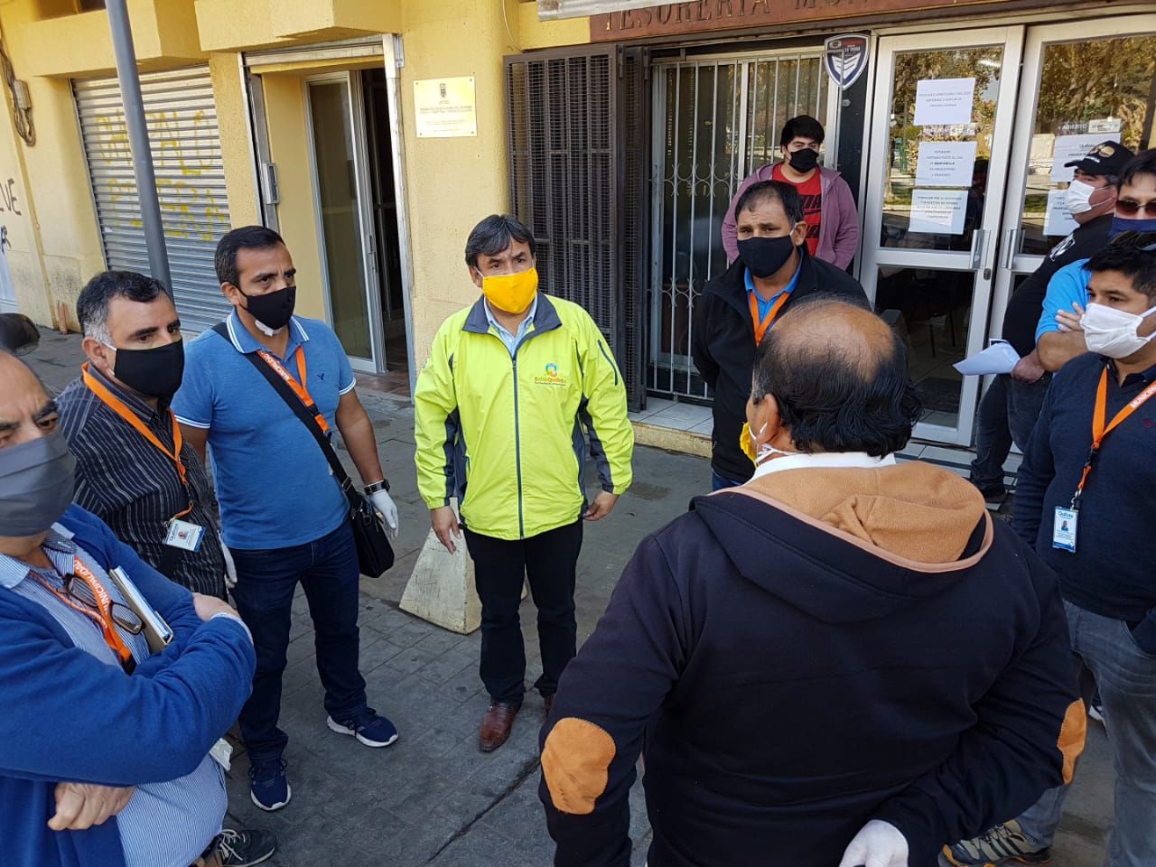 Quillota pone móviles e inspectores municipales a  vigilar las calles para evitar delitos en el toque de queda