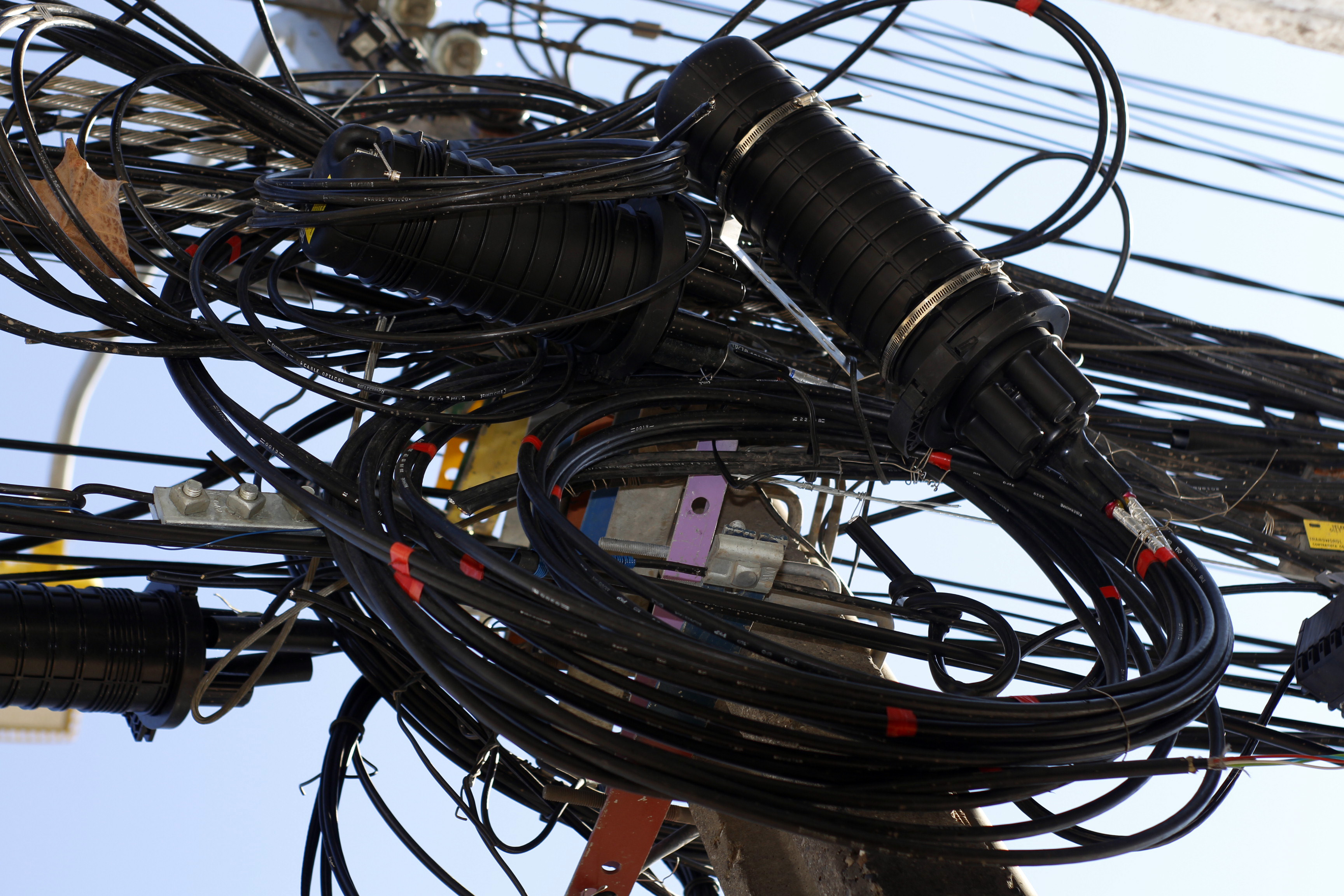 Municipalidad de Quillota y empresas ya han retirado  una tonelada de cables en desuso desde las calles