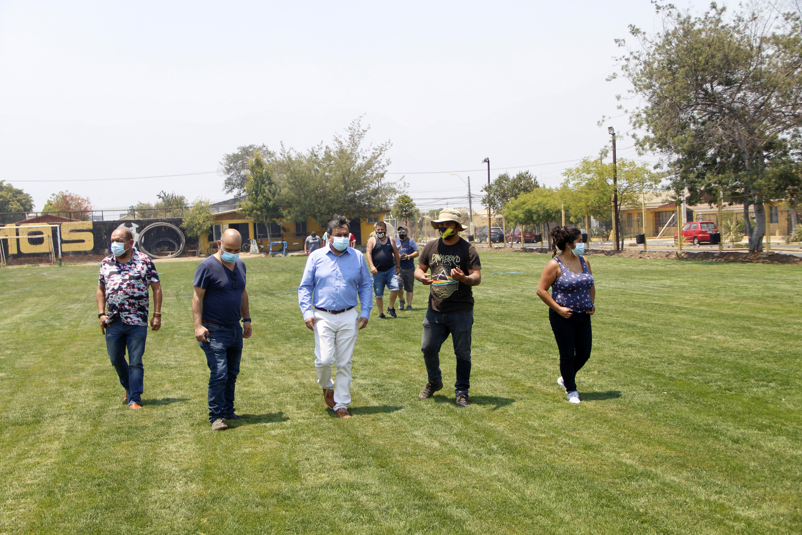 Alcalde Luis Mella visitó nueva cancha de Los Lúcumos y comprometió ayuda para su mantención.