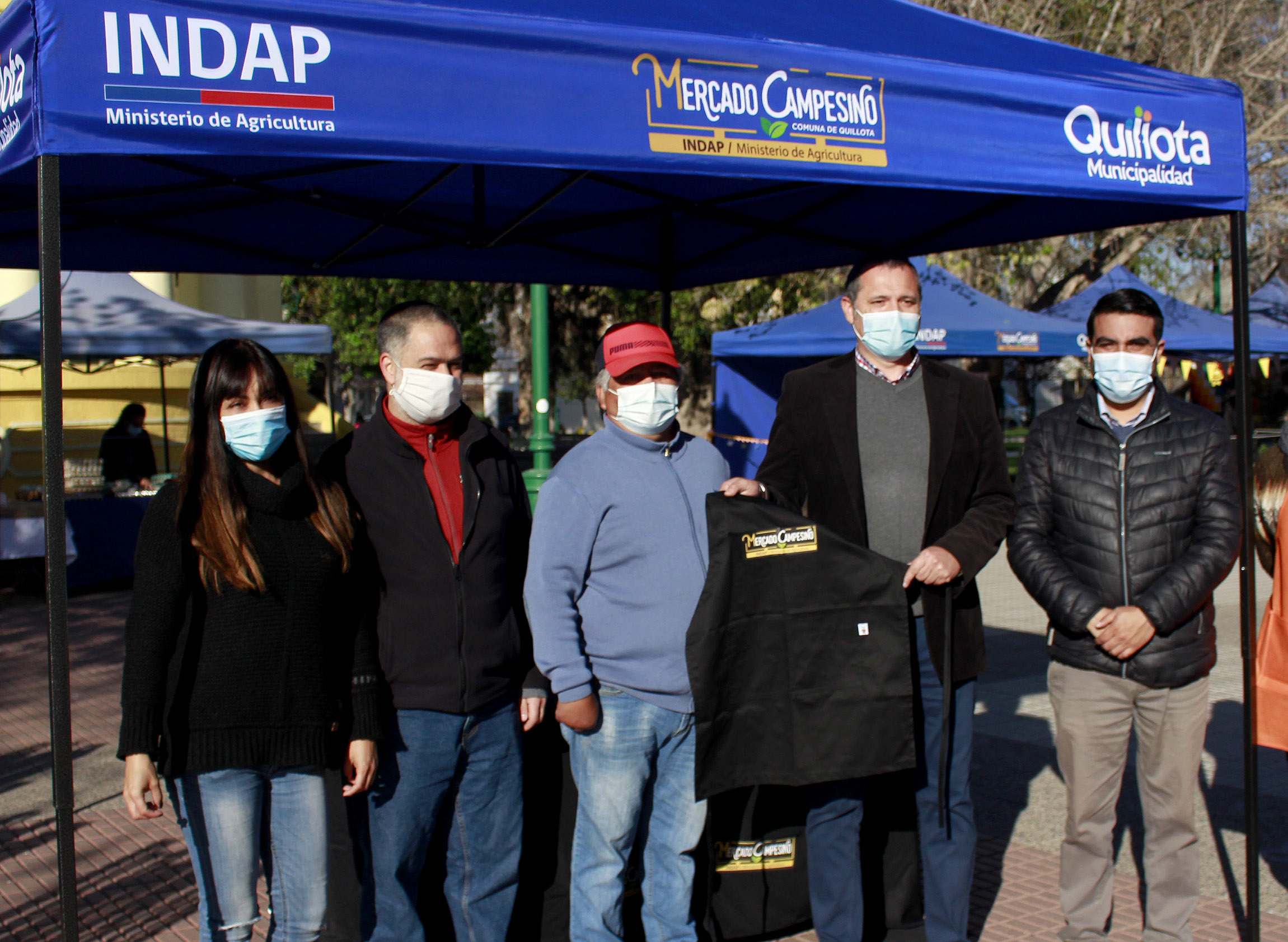 Prodesal Quillota e Indap entregan toldos nuevos a emprendedores del Mercado de Productos Limpios de la Plaza de Armas