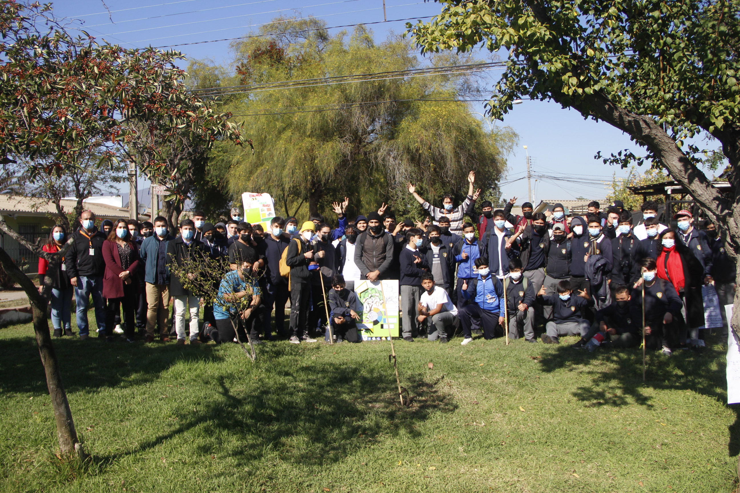 Alumnos del Colegio “Diego Echeverría” plantaron  50 árboles nativos del proyecto “Quillota Respira”