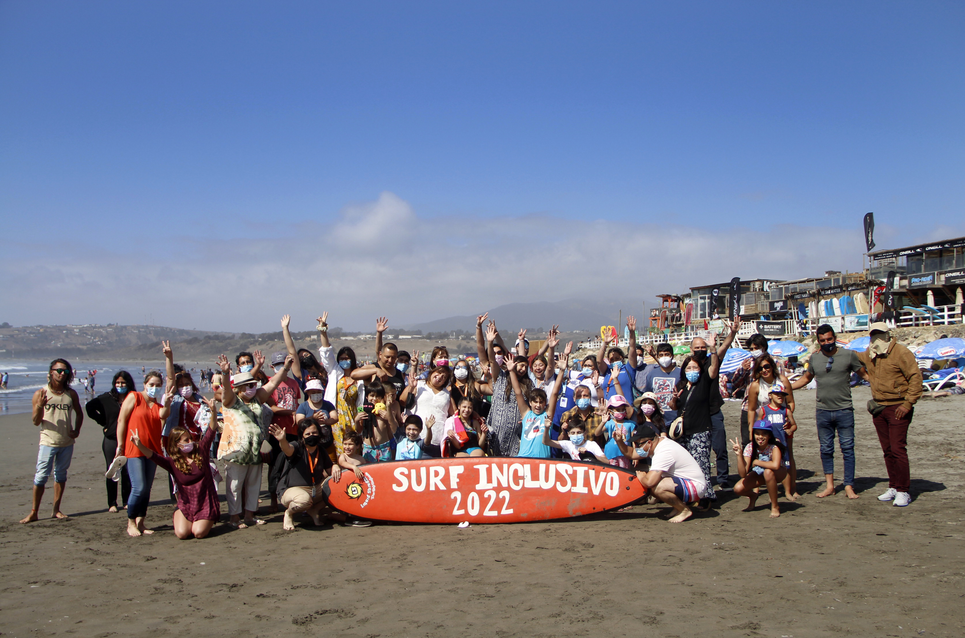 Municipalidad de Quillota reanudó las clases de surf inclusivo en Playa la Boca de Concón