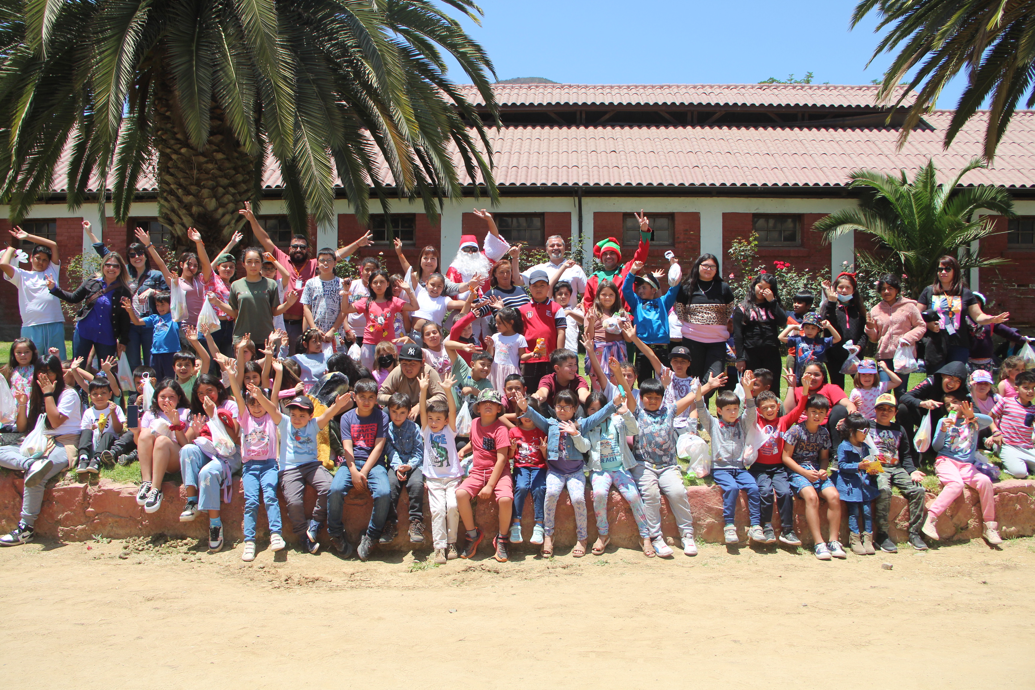 250 niños y niñas de Quillota celebraron la Navidad en el Regimiento “Granaderos” y con el Viejo Pascuero