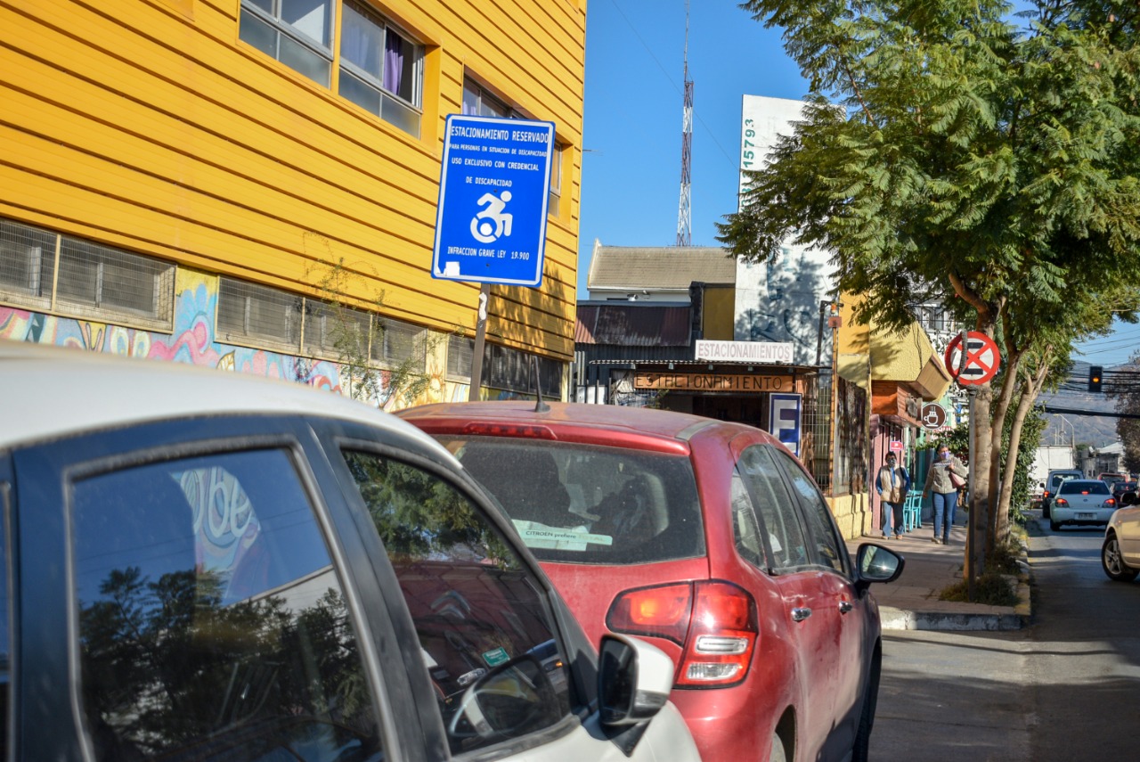 Municipalidad de Quillota refuerza campaña para respetar los estacionamientos reservados a personas en situación de discapacidad