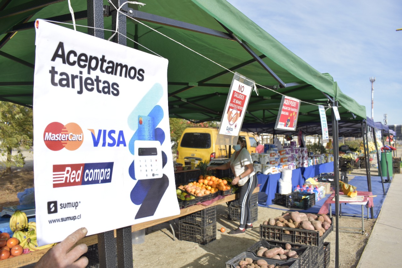 PRODEMU y Unidad de Desarrollo Económico Local entregaron lectores de tarjetas a feriantes quillotanas