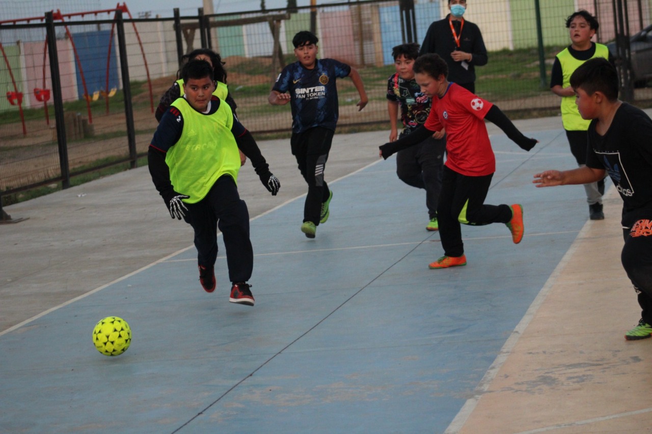 Talleres municipales gratuitos de fútbol se esfuerzan para llegar a todos los barrios de Quillota.