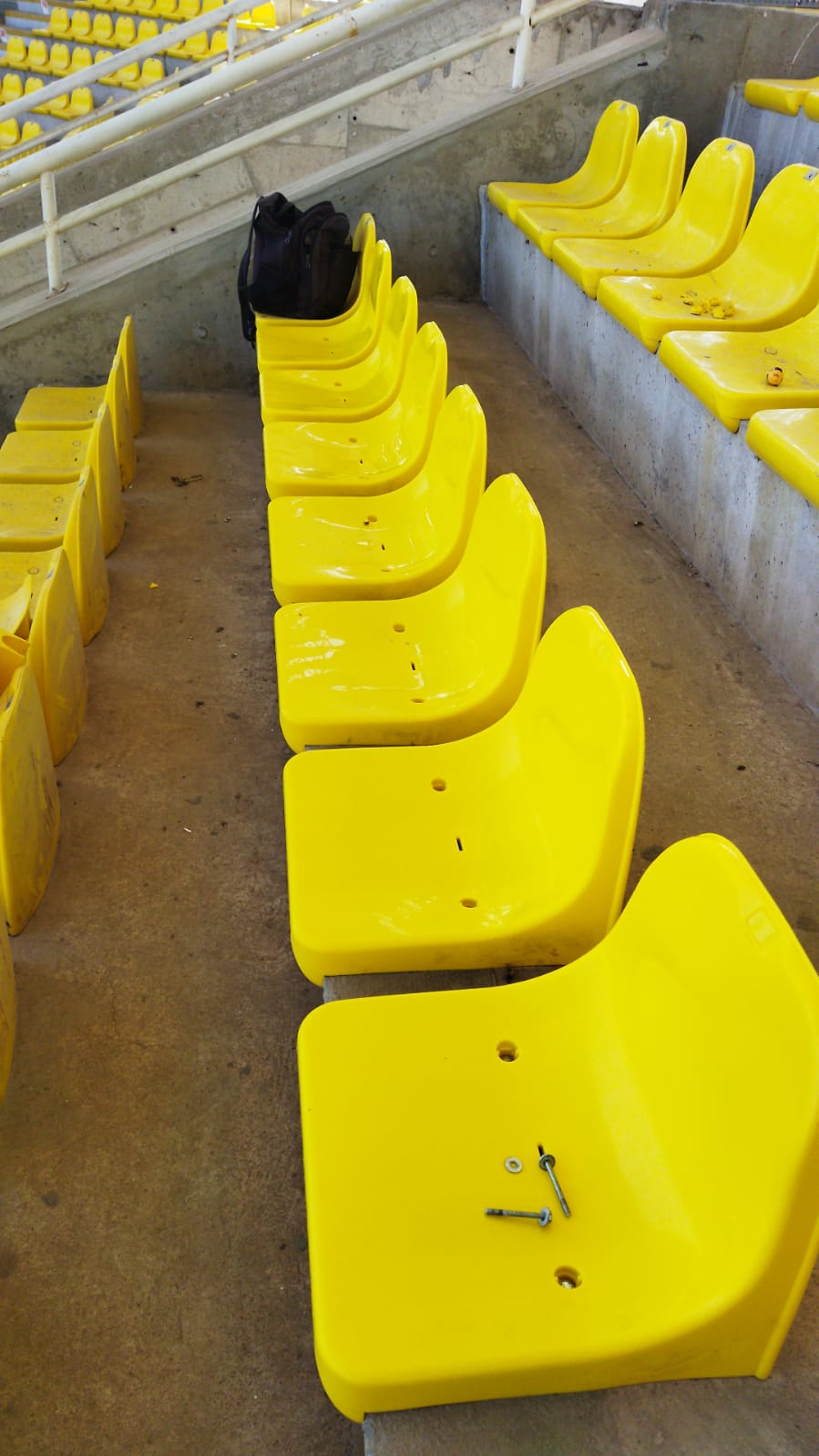 Funcionarios del Estadio Municipal Lucio Fariña repararon daños tras incidentes del fin de semana.