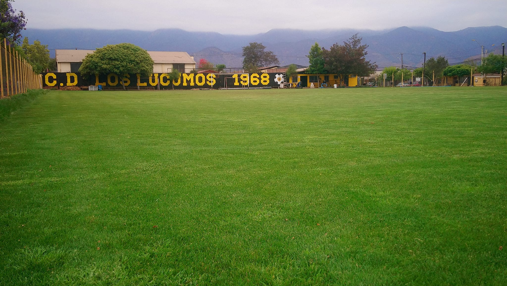 Renovada cancha de Los Lúcumos podrá comenzar a ser utilizada por los dos clubes del sector.