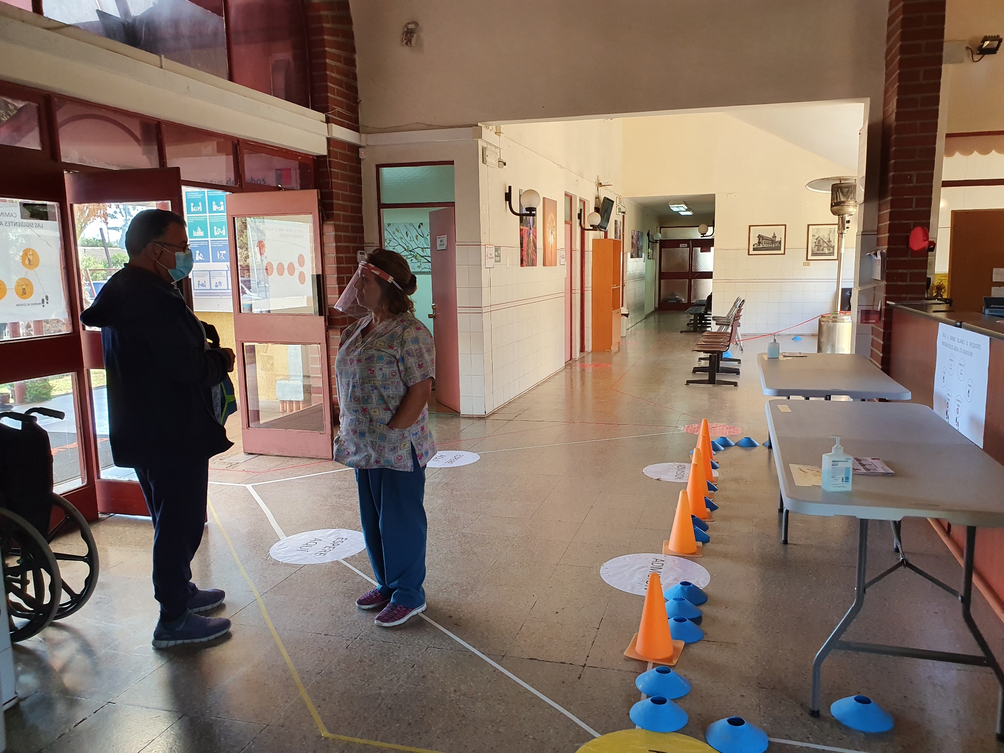 Pacientes del Cesfam La Palma usan originales caminos de colores como medida de prevención ante el Covid-19