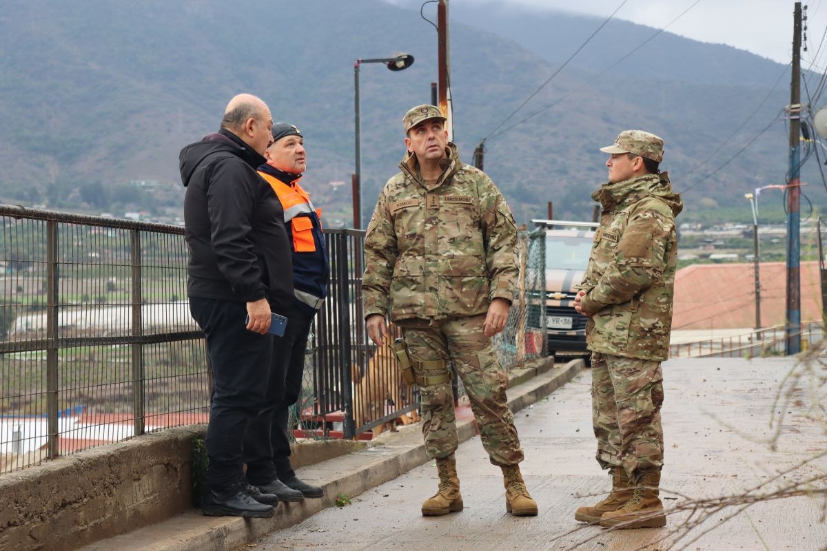 Municipio y el Ej&eacute;rcito despejan derrumbes en dos casas del Cerro Mayaca