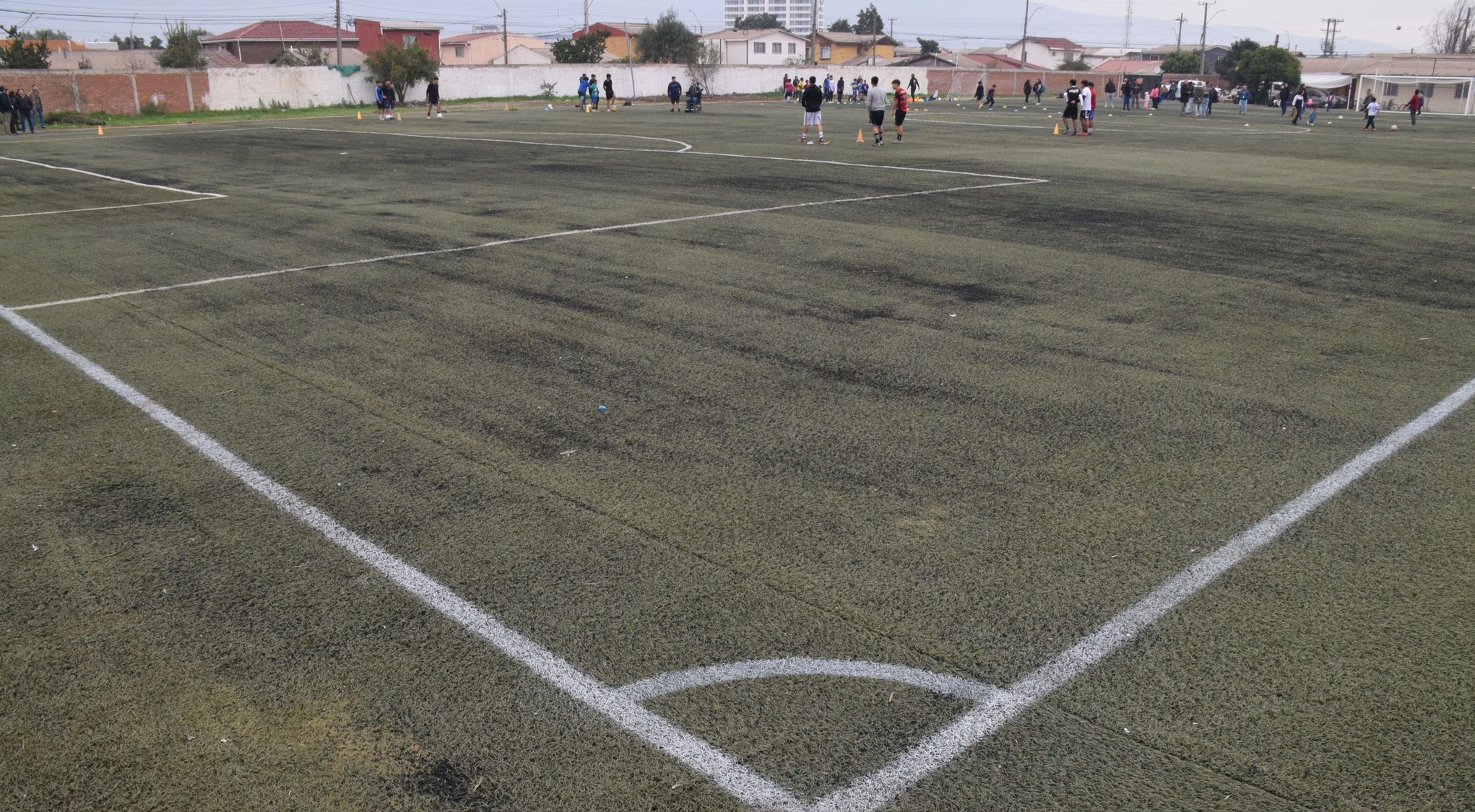 El Complejo Deportivo Said de Quillota ya cuenta con su césped sintético gracias a un trabajo colaborativo.