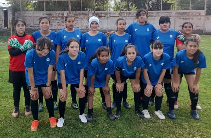 Taller municipal de fútbol femenino en Estadio Lucio Fariña se potencia jugando torneos y nueva profesora.