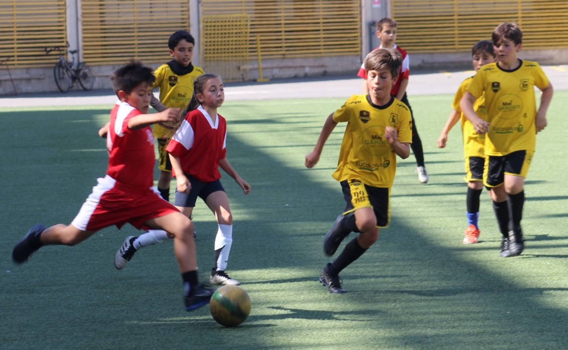 Jóvenes de talleres municipales de fútbol y básquetbol participan de jornadas amistosas con distintos rivales.